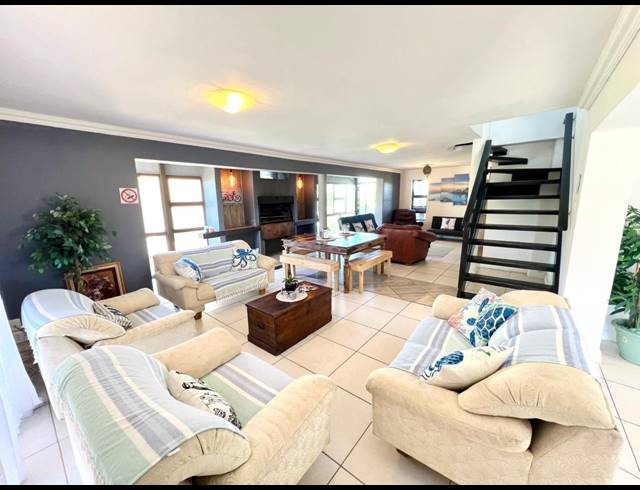 5 BEDROOM HOUSE FOR SALE IN PARADISE BEACH